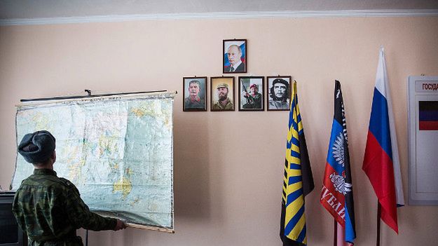 Prorosyjski rebeliant w kwaterze swojego batalionu w Doniecku