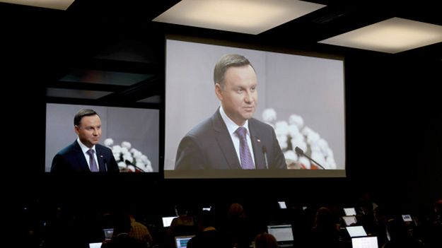Przemówienie prezydenta Andrzeja Dudy transmitowane na telebimie w centrum prasowym Międzynarodowych Targów Poznańskich