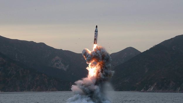 Zdjęcie zaprezentowane przez północnokoreańską agencję KCNA, która przedstawiać ma start testowanego pocisku.