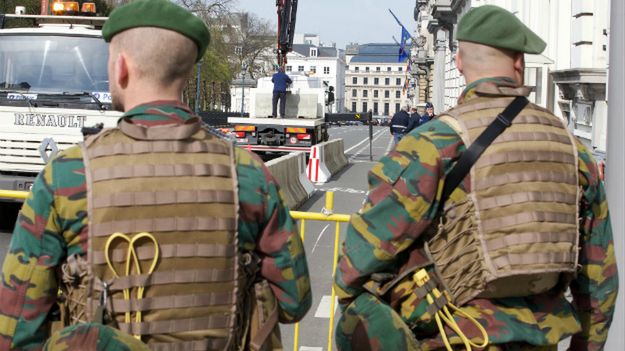 Belgijscy żołnierze nadzorują prace wokół parlamentu Belgii