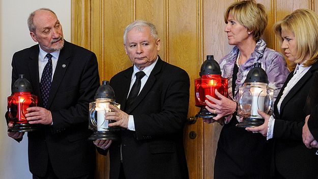 Minister obrony narodowej Antoni Macierewicz, prezes PiS Jarosław Kaczyński, wdowa po generale Franciszku Gągorze - Lucyna Gągor i wdowa po dowódcy Sił Powietrznych gen. Andrzeju Błasiku - Ewa Błasik, podczas uroczystości odsłonięcia tablicy poświęconej prezydentowi Lechowi Kaczyńskiemu i jego małżonce Marii Kaczyńskiej oraz ofiarom katastrofy samolotu Tu-154M związanym z wojskiem i resortem obrony, w siedzibie MON