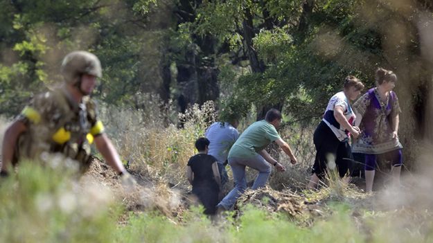 Donieck w sierpniu 2014 r.: mieszkańcy wsi uciekają przed kulami separatystów, ochraniani przez ukraińskich żołnierzy