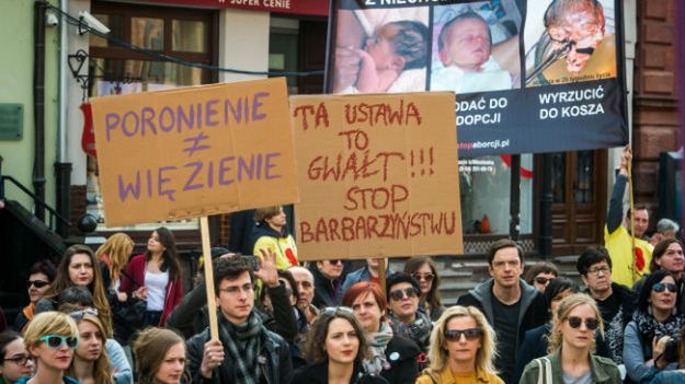 Uczestnicy manifestacji przeciwko ustawie antyaborcyjnej w Toruniu. Podobne akcje odbyły się także w innych miastach Polski.