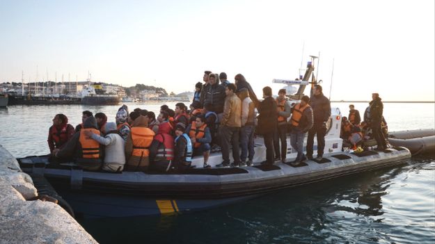 Migranci na łodzi Frontexu