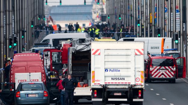 Służby przy ulicy ewakuowanej z powodu wybuchu w metrze