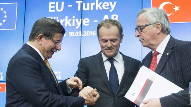 Od lewej: Ahmet Davutoglu, Donald Tusk i Jean-Claude Juncker