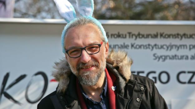 Mateusz Kijowski z Komitetu Obrony Demokracji podczas manifestacji przed KPRM