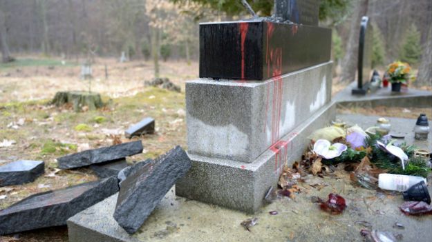 Uszkodzony pomnik poświęcony żołnierzom Ukraińskiej Powstańczej Armii i mieszkańcom Mołodycza