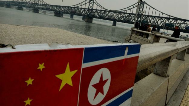 Przejście graniczne na rzece pomiędzy Koreą Północną i Chinami