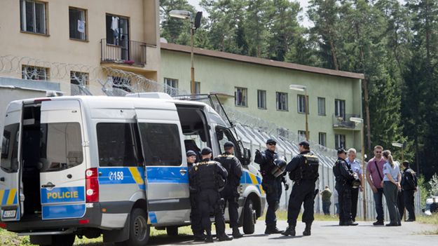 Ucieczki z czeskich ośrodków dla uchodźców miały miejsce już w 2015 r. - na zdj. policji przed ośrodkiem w Bela pod Bezdezem
