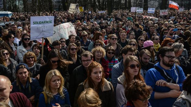Tłum protestujących przed Sejmem