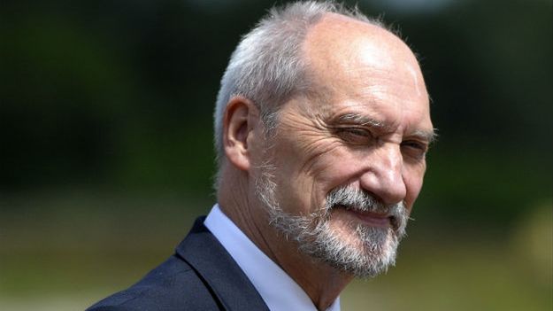 Antoni Macierewicz na poligonie w Nowej Dębie w czasie ćwiczeń Anakonda-16