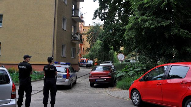 Policjanci przed blokiem w Jaśle, w którym zabarykadował się mężczyzna z dwiema zakładniczkami