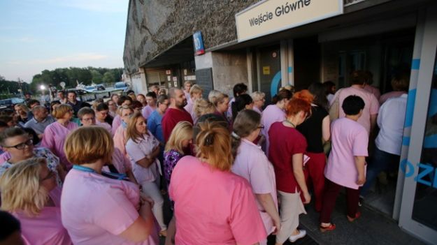 Strajkujące pielęgniarki przed Centrum Zdrowia Dziecka
