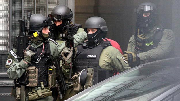 Paweł R. (w czerwonej bluzie) zatrzymany ws. podłożenia ładunku wybuchowego we wrocławskim autobusie