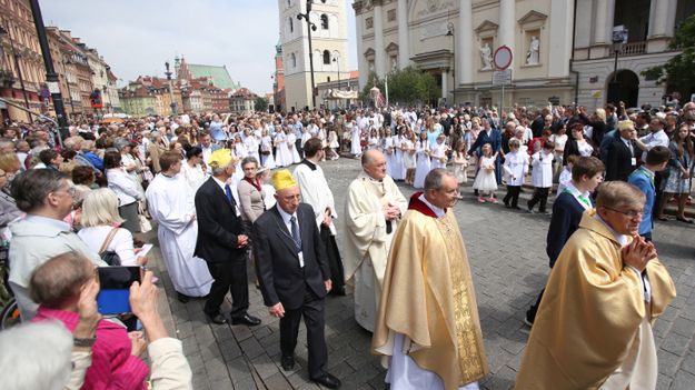 Metropolita warszawski, kardynał Kazimierz Nycz przewodzi procesji na Trakcie Królewskim w Warszawie