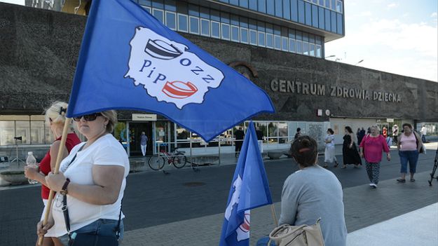 Pielęgniarki z OZZPiP pikietują przed Centrum Zdrowia Dziecka