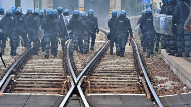 Włoska policja podczas starć z demonstrantami na granicy z Austrią