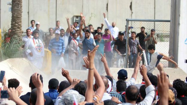 Protesty w Iraku, w tle mur otaczający iracki parlament. Demonstranci wdarli się do jego siedziby pod koniec kwietnia