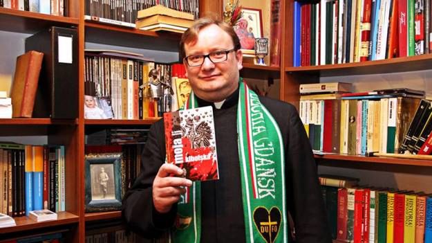 Ks. Jarosław Wąsowicz, duszpasterz polskich kibiców i autor książki "Moja Polska Kibolska".