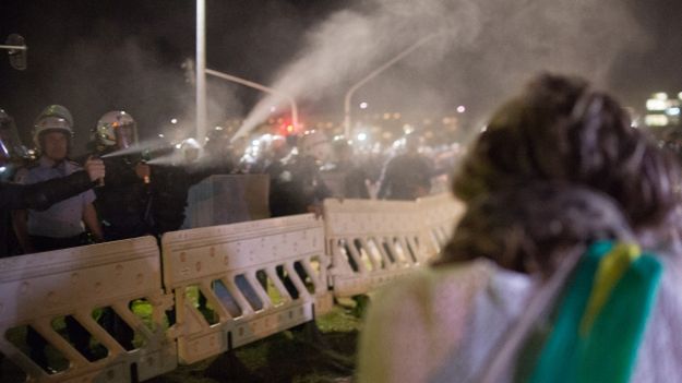 Policjanci zabezpieczający okolice brazylijskiego parlamentu