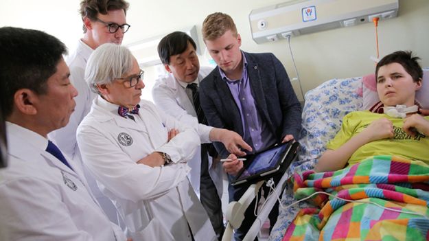 Neurochirurg prof. Isao Morita, prof. Wojciech Maksymowicz, neurolog Łukasz Grabarczyk i specjaliści z firmy Boston Scientific