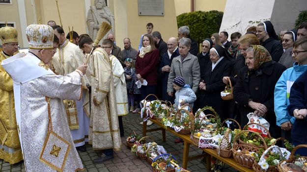 Koszyki ze święconką podczas poświęcenia pokarmów wielkanocnych w greckokatolickim soborze archikatedralnym w Przemyślu