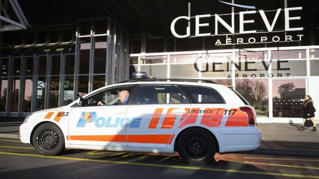 Patrol policji przed terminalem lotniska w Genewie.