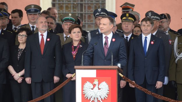 Prezydent przemawia na Placu Zamkowym