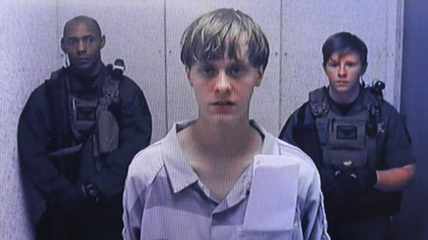 Dylan Roof (w środku) w asyście policji