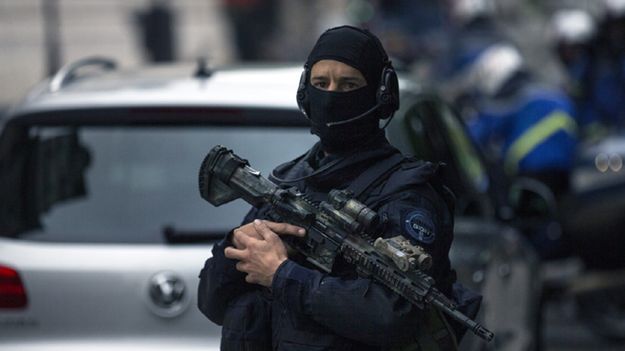 Przed przesłuchaniem Abdeslama: podejrzanego dowieziono w konwoju policyjnym