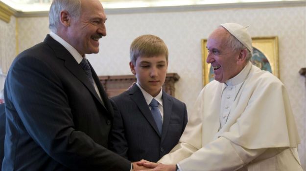 Papież podczas spotkania z Alaksandrem Łukaszenką i jego synem