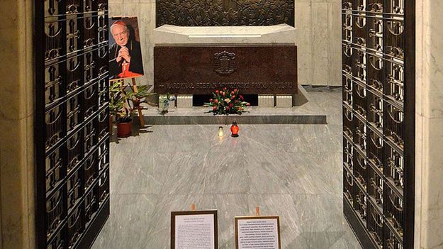 Kaplica-mauzoleum z sarkofagiem kardynała Stefana Wyszyńskiego w bazylice archikatedralnej św. Jana Chrzciciela w Warszawie