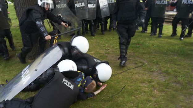 Przeciwnicy Trójmiejskiego Marszu Równości podczas starć z policją