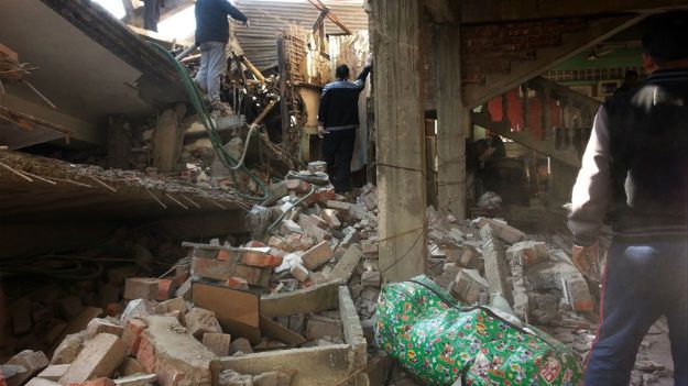 Akcję ratowniczą w gruzowiskach utrudniają przerwy w dostawach prądu