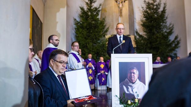 Minister w KPRP Andrzej Dera przekazuje przyznany pośmiertnie przez prezydenta Andrzeja Dudę Krzyż Wielki Orderu Odrodzenia Polski dla o. Jana Góry