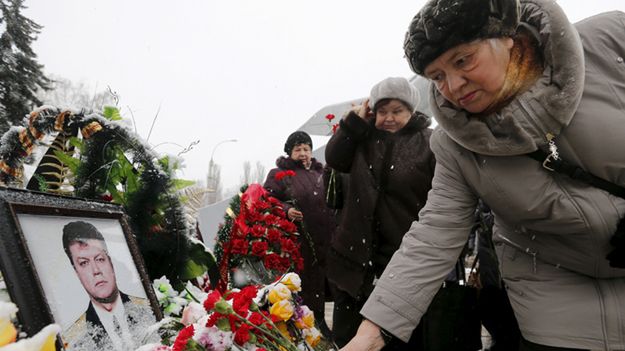 Kwiaty na grobie Olega Pieszkowa w rosyjskim Lipiecku.