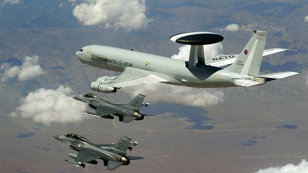 Boeing E-3 Sentry w asyście amerykańskich F-16.