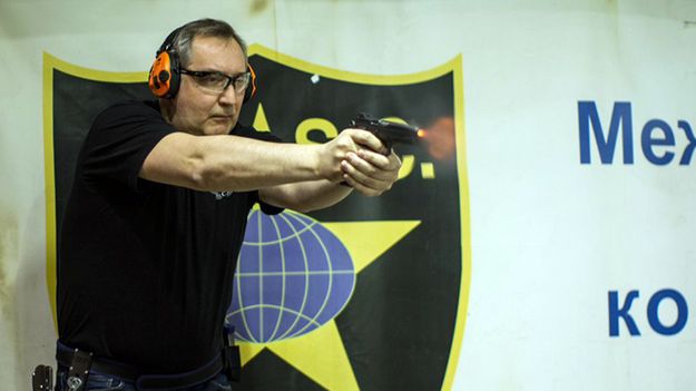 Dmitrij Rogozin na strzelnicy.