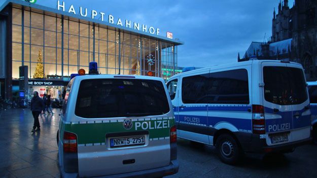 Policja przed dworcem w Kolonii