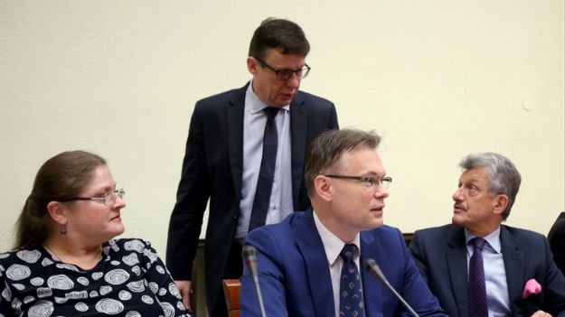 Posłowie PiS podczas posiedzenia sejmowej Komisji Ustawodawczej
