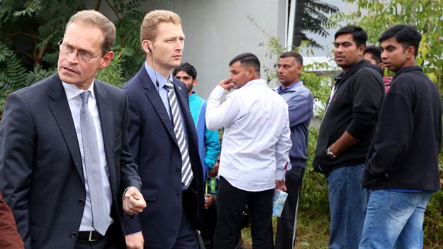 Burmistrz Berlina Michael Mueller podczas wizyty w ośrodku dla uchodźców