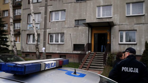 Policja przed budynkiem w Rudzie Śląskiej, gdzie znaleziono ciała matki i jej dwóch synów