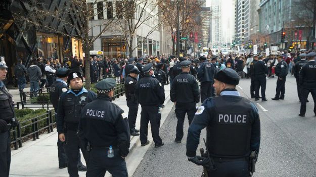 Policjanci w Chicago w czasie protestu przeciwko policyjnej brutalności