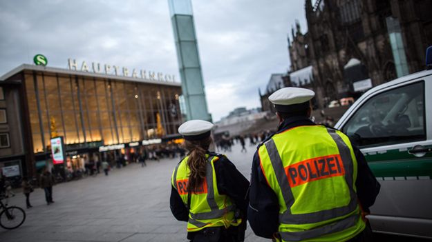 Patrol policji w pobliżu dworca w Kolonii.