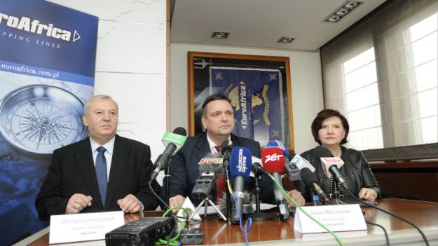 Prezes zarządu Euroafrica Jacek Wiśniewski, prezes zarządu Polaris Michał Czerepaniak i wiceprezes zarządu Euroafrica Elżbieta Malanowska poinformowali podczas konferencji w Szczecinie, że grupa pięciu porwanych polskich marynarzy ze statku "Szafir" trafiła już do kraju