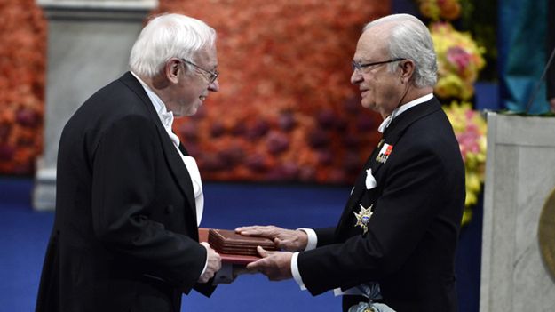 Karol XVI Gustaw wręcza nagrodę z chemii Tomasowi  Lindahlowi