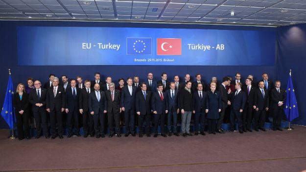 Zdjęcie grupowe polityków, biorących udział w szczycie UE-Turcja