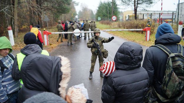 Ćwiczenia pacyfikacji zamieszek przeciwko uchodźcom w Centrum Szkolenia Wojsk Lądowych Drawsko