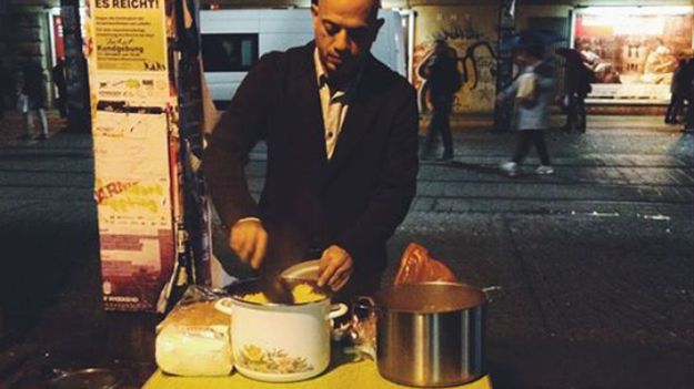 Alex Assali przygotowuje posiłek dla bezdomnych